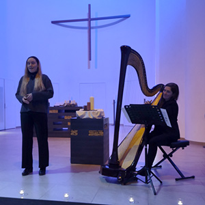 Harfe und Gesang von Lucie Kogelheide und Amrei Plaga